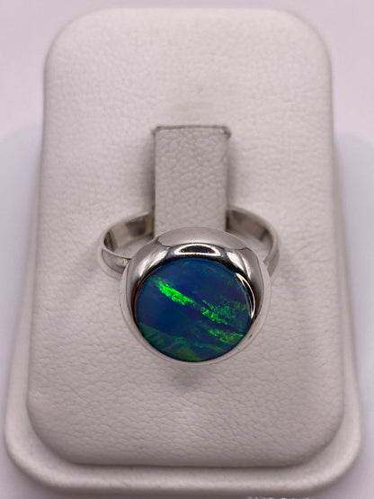 Anillo de plata ajustable con ópalo de fuego azul cielo, vista frontal en estuche