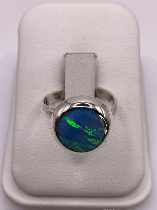 Anillo de plata ajustable con ópalo de fuego azul cielo, vista frontal en estuche