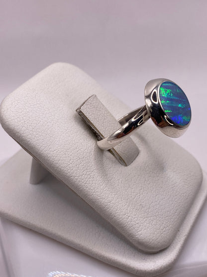 Ópalo de fuego con reflejos verdes y azules en engaste de plata .925
