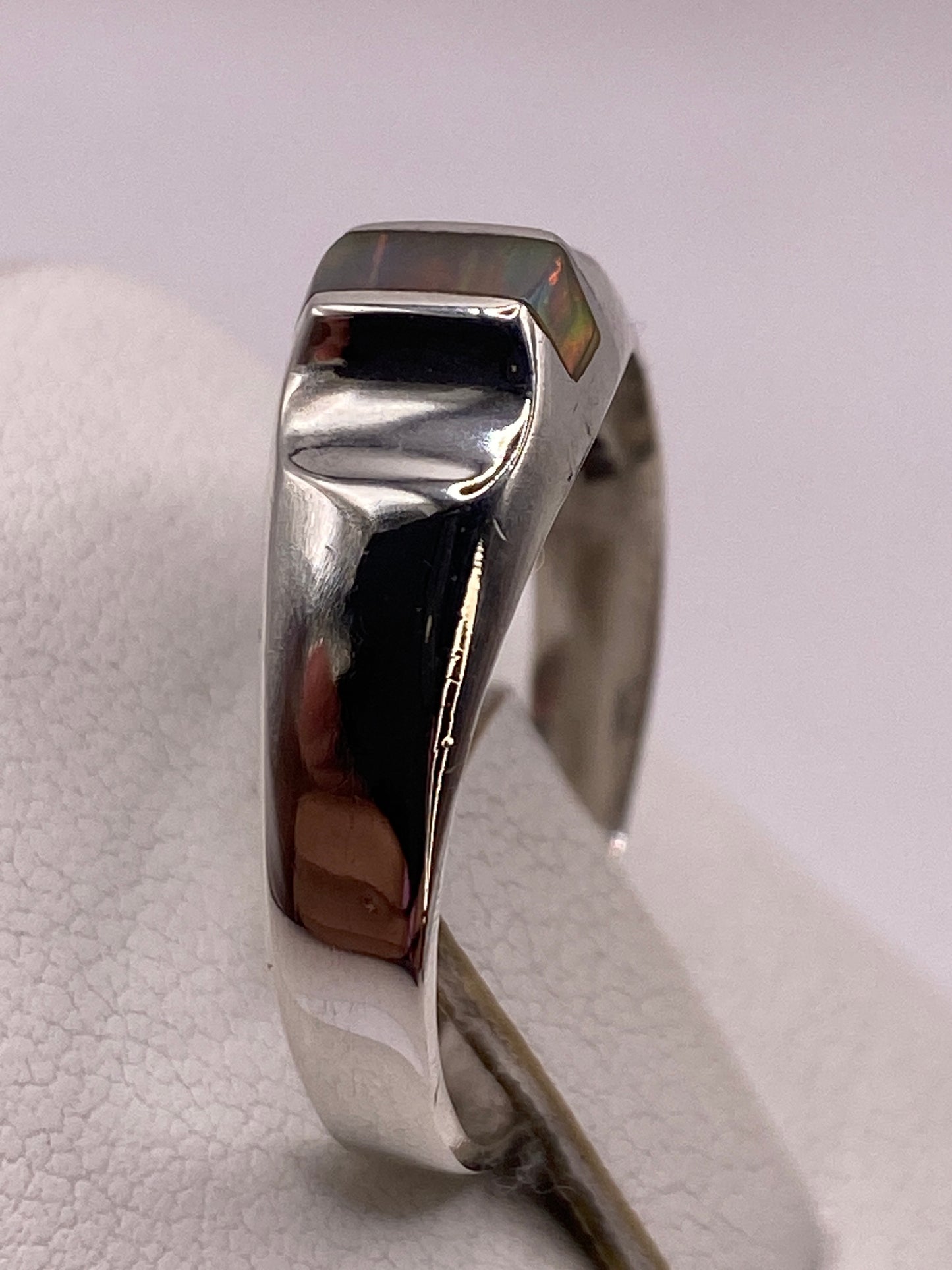 Detalle lateral del anillo de plata .925 con sello 925 MEXICO visible