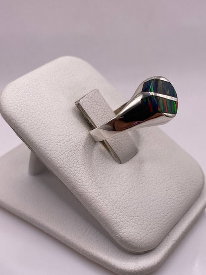 Anillo escultórico de plata .950 ópalo fuego en la mano, detalle lateral de la banda ancha y el ópalo