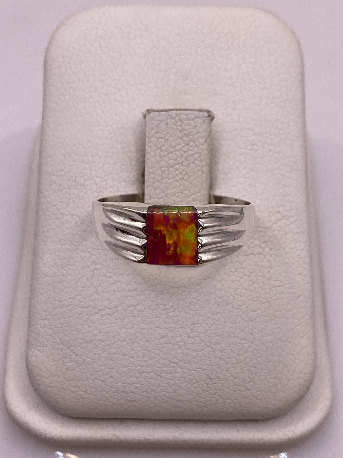 Anillo de plata .950 con ópalo de fuego rosa en estuche blanco
