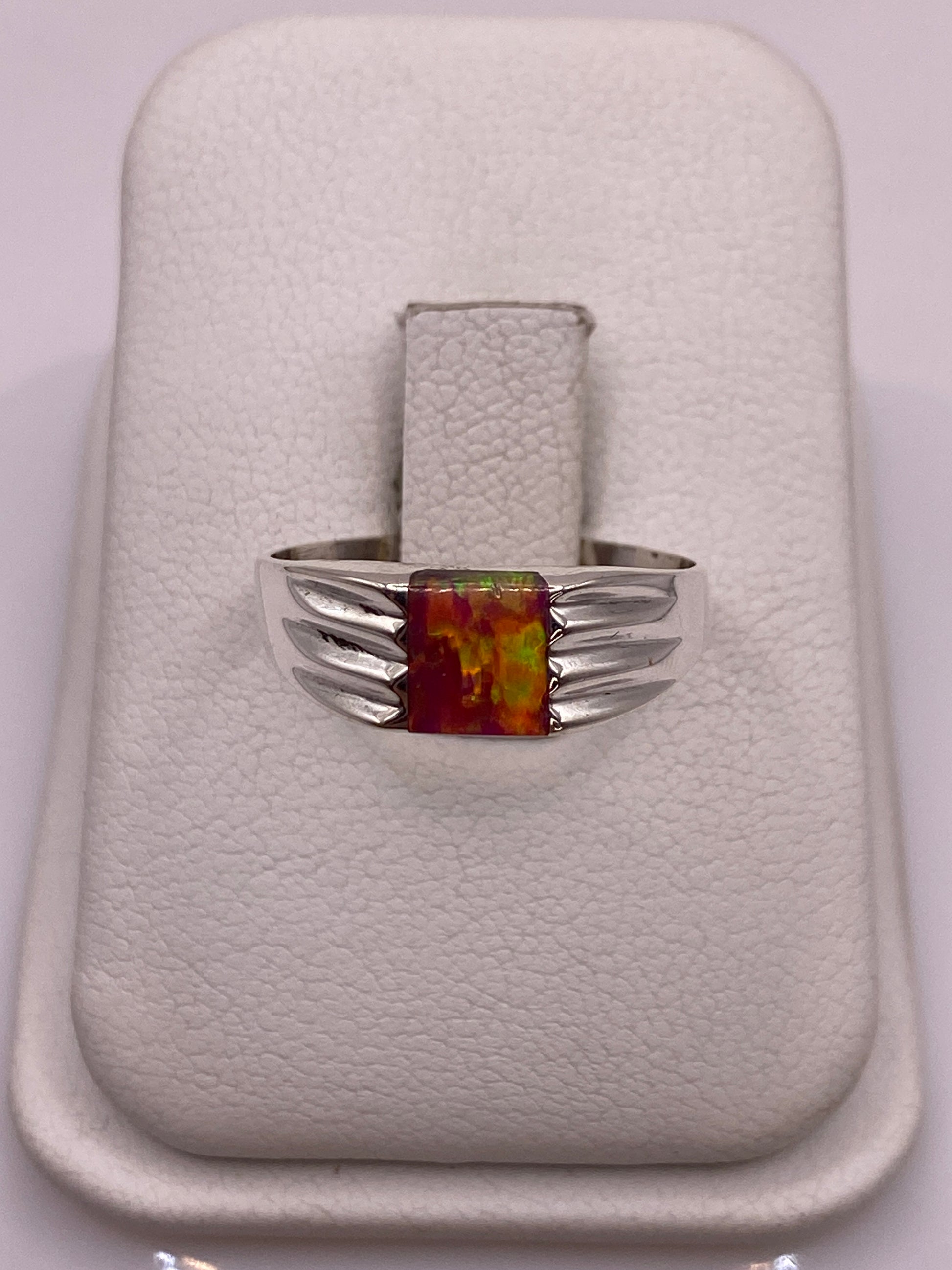 Anillo de plata .950 con ópalo de fuego rosa en estuche blanco