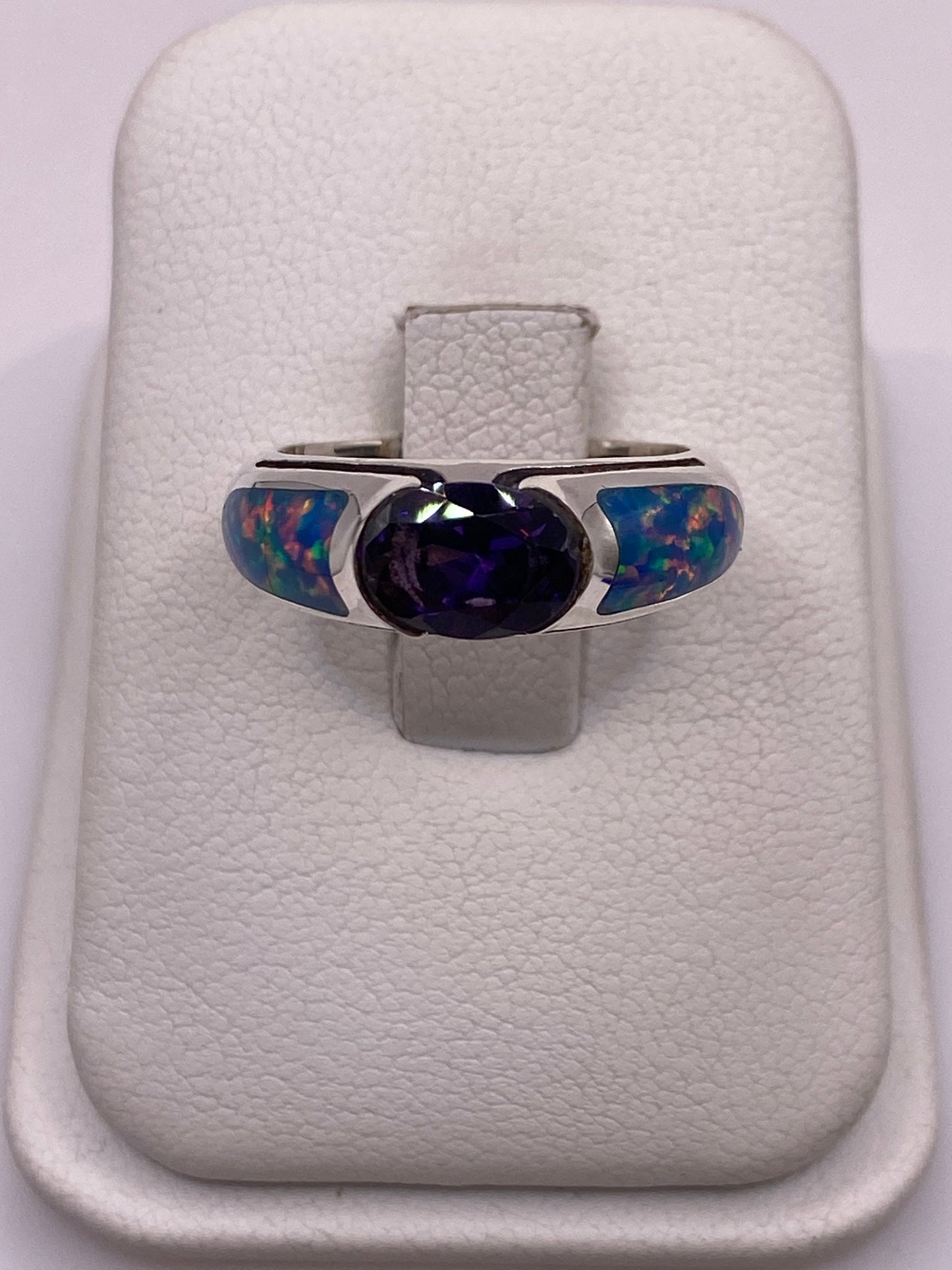 Anillo de plata .950 con ópalo de fuego multicolor mostrando fuego rojo, verde y azul