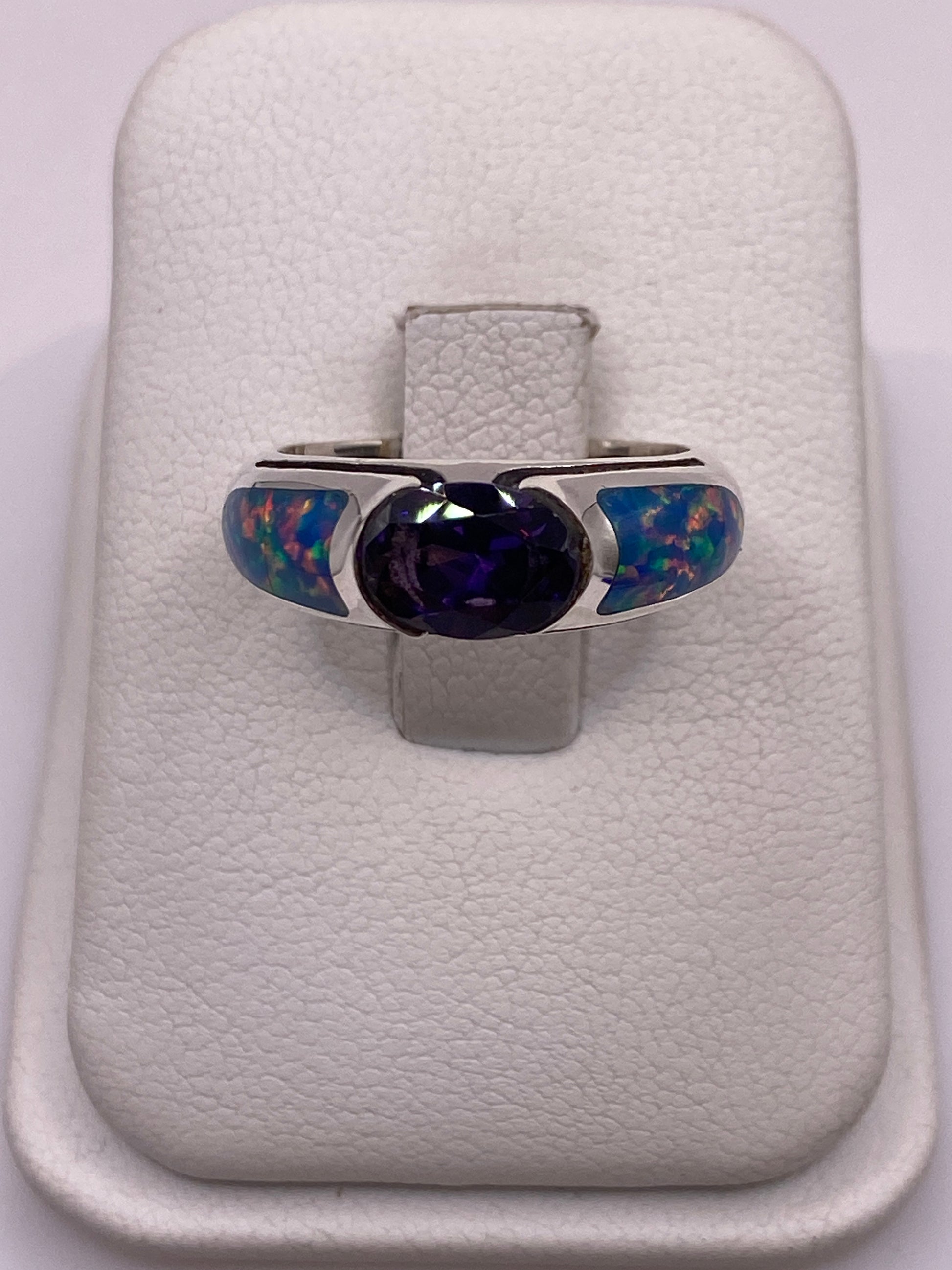 Anillo de plata .950 con ópalo de fuego multicolor mostrando fuego rojo, verde y azul