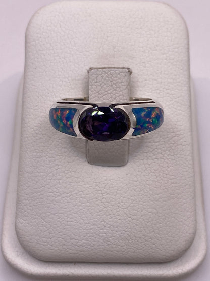 Anillo de plata .950 con ópalo de fuego multicolor mostrando fuego rojo, verde y azul