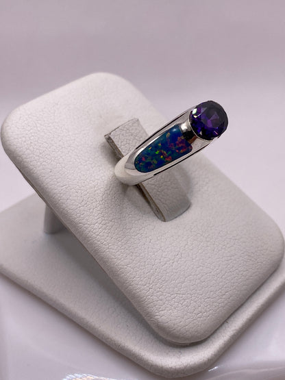 Vista frontal del anillo unisex en plata pura con ópalo de fuego engastado
