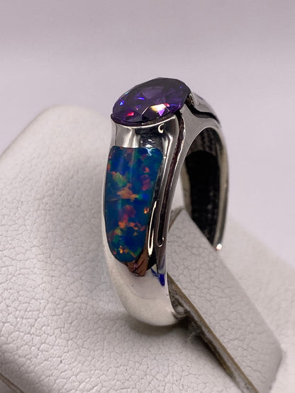Detalle del ópalo multicolor en anillo de plata .950 con brillo natural