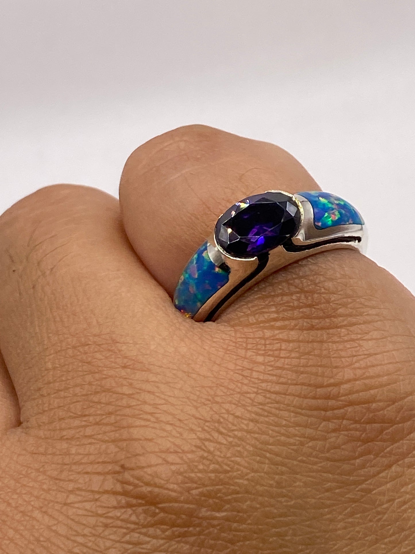 Anillo sobre fondo blanco mostrando el sello 950 en la banda de plata