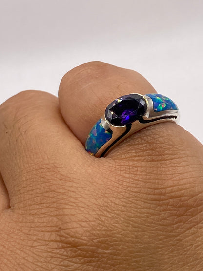 Anillo sobre fondo blanco mostrando el sello 950 en la banda de plata