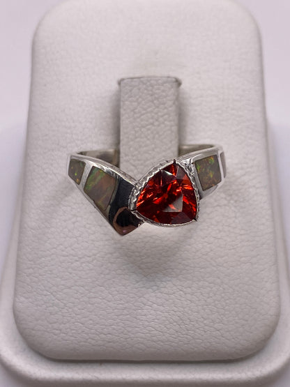 Anillo de plata .950 con circonia roja asimétrico en exhibidor blanco