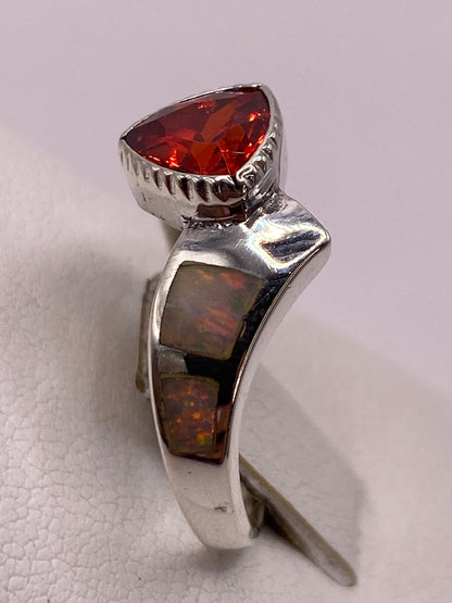 Anillo en la mano mostrando el brillo de la circonia roja con fuego de diamante