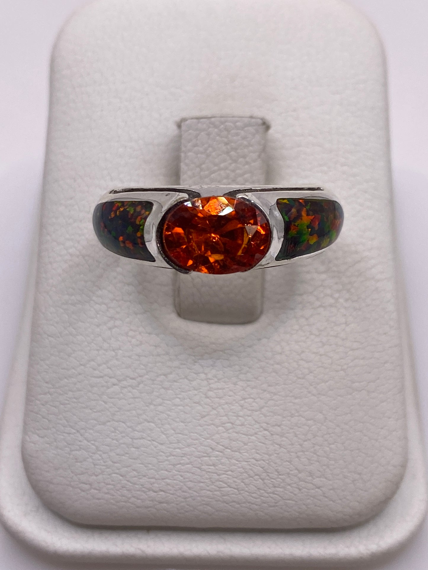 Anillo de plata .950 con ópalo de fuego multicolor mostrando juego de fuegos naranjas y rojos