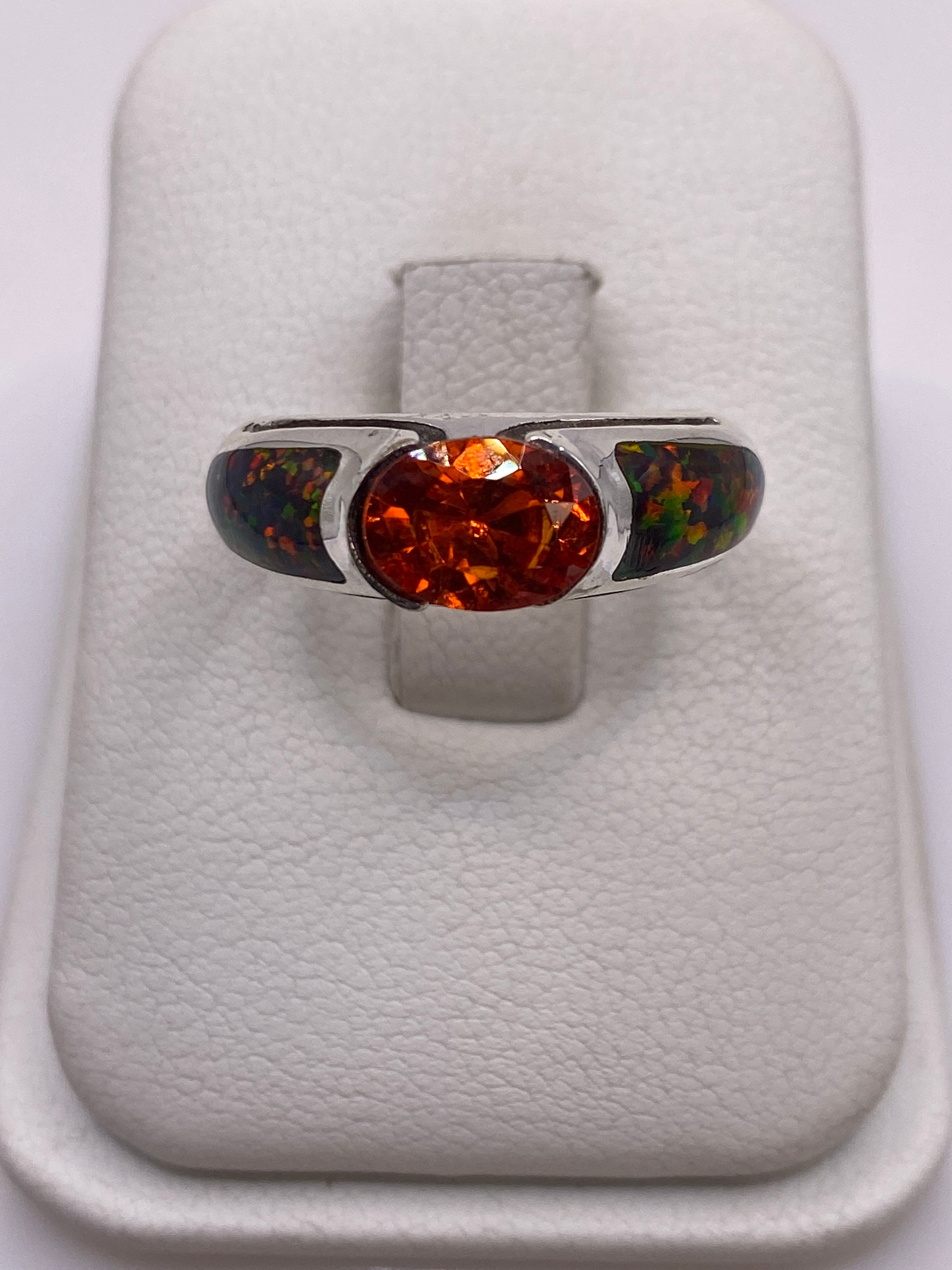 Anillo de plata .950 con ópalo de fuego multicolor mostrando juego de fuegos naranjas y rojos