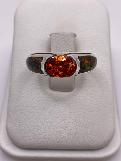 Anillo de plata .950 con ópalo de fuego multicolor mostrando juego de fuegos naranjas y rojos