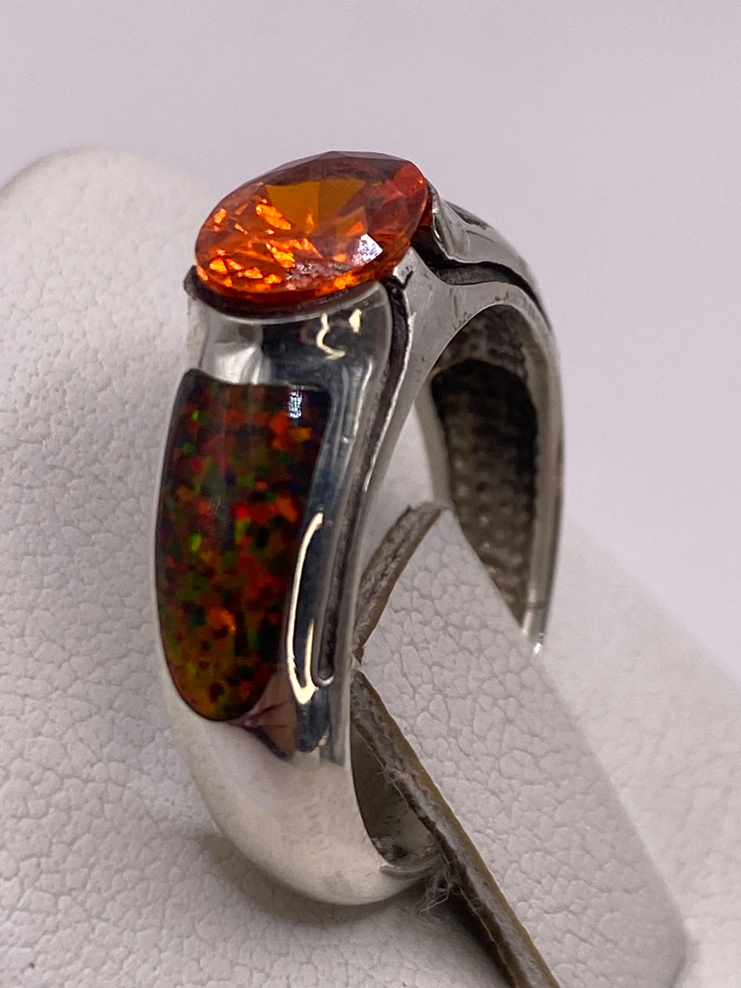 Detalle del engaste a mano del ópalo de fuego en plata .950 de Taxco