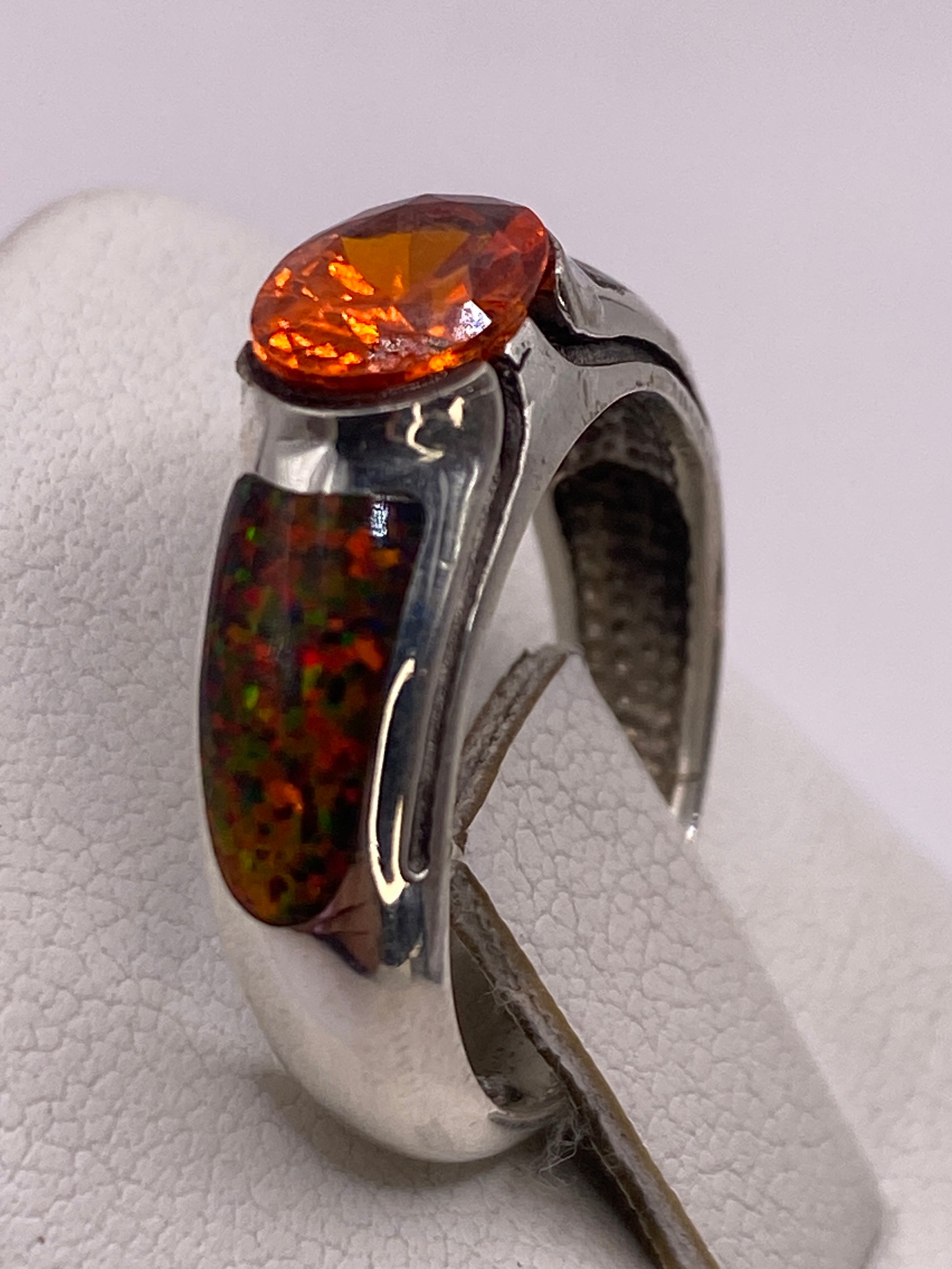 Detalle del engaste a mano del ópalo de fuego en plata .950 de Taxco