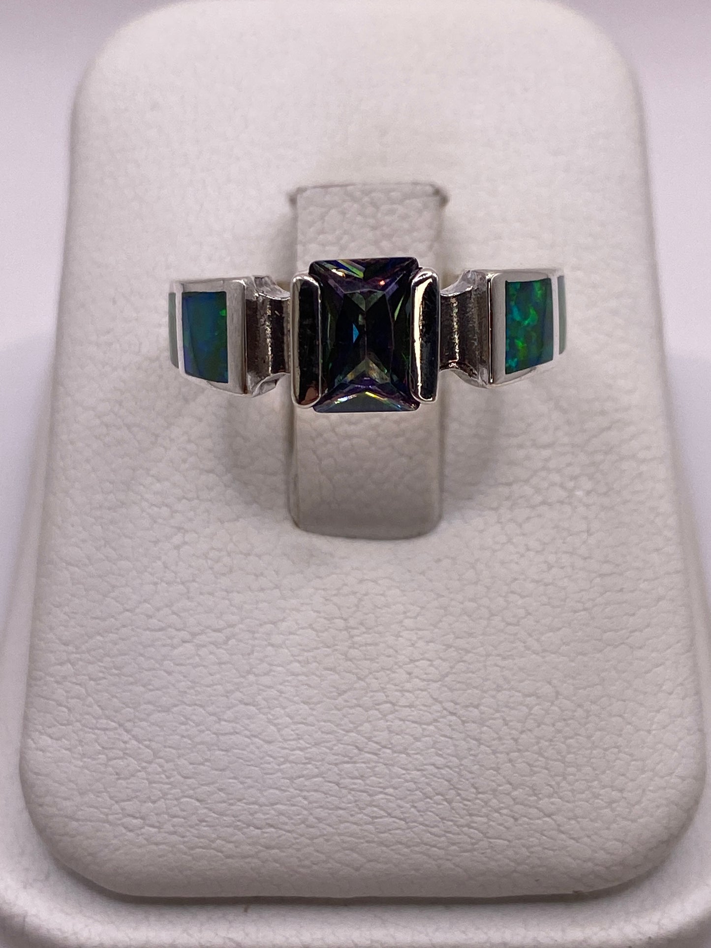 Anillo de plata .950 con ópalo de fuego verde, diseño geométrico moderno