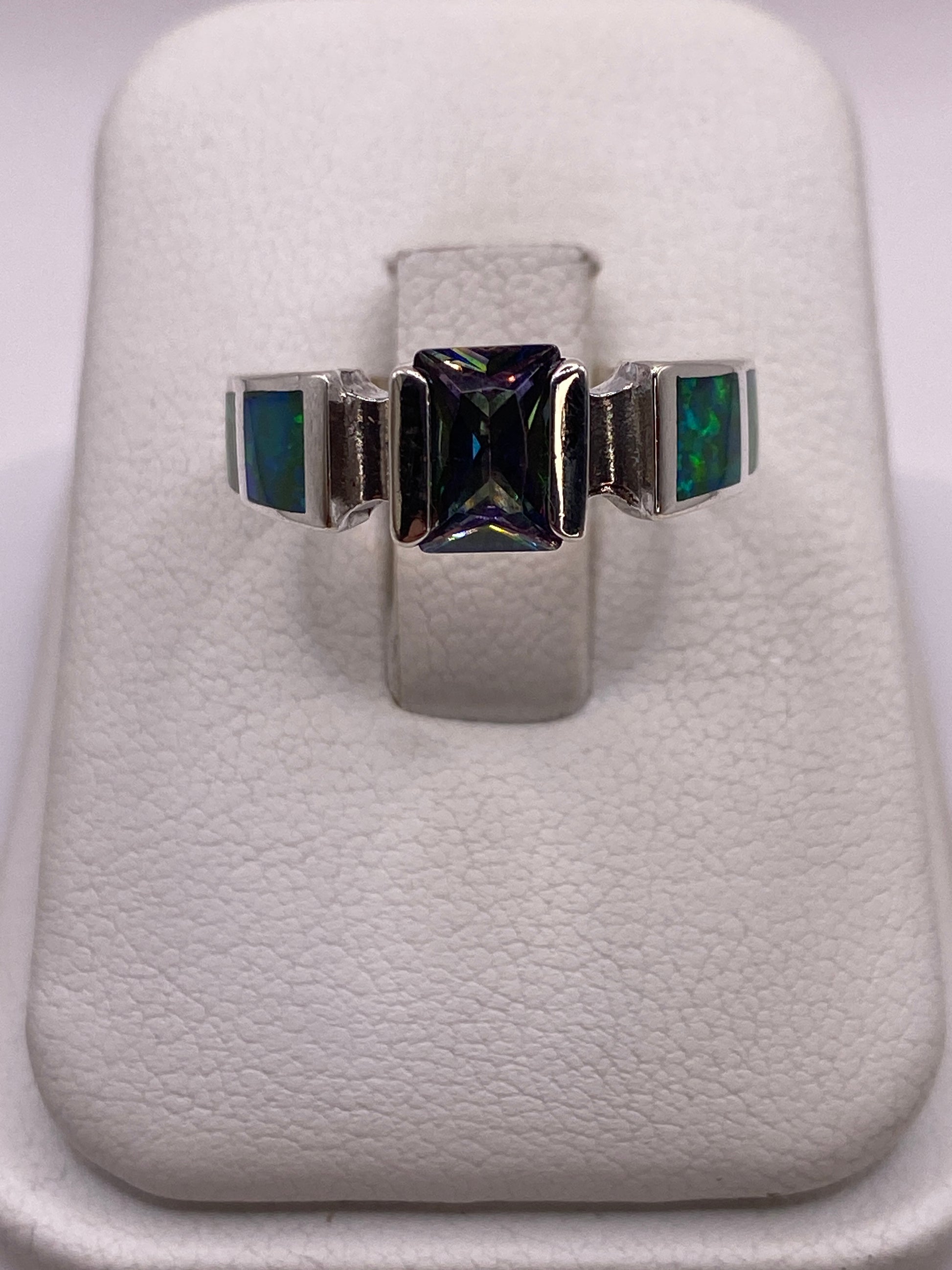 Anillo de plata .950 con ópalo de fuego verde, diseño geométrico moderno