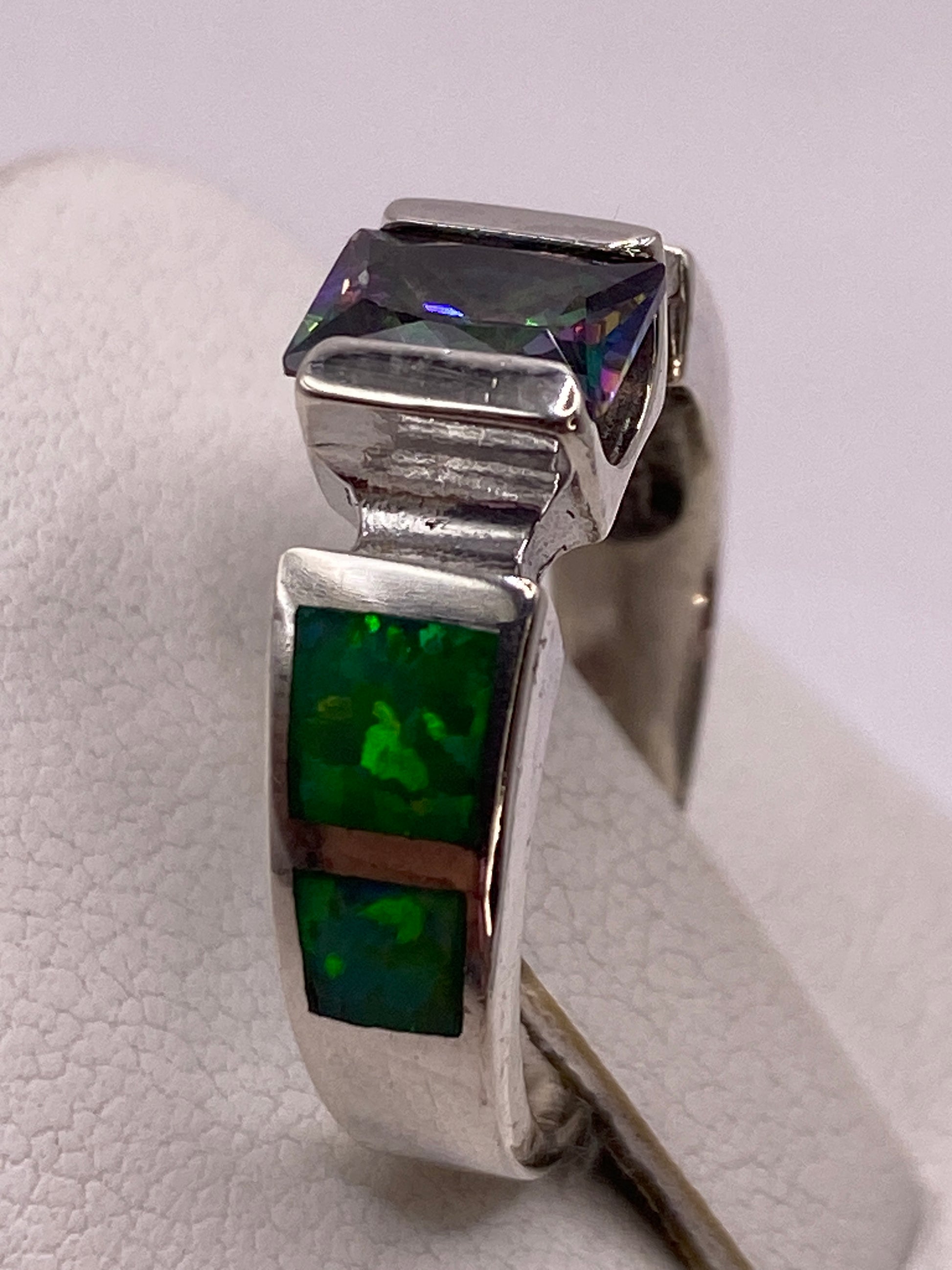 Ópalo de fuego verde con destellos azules y dorados en engaste de plata .950