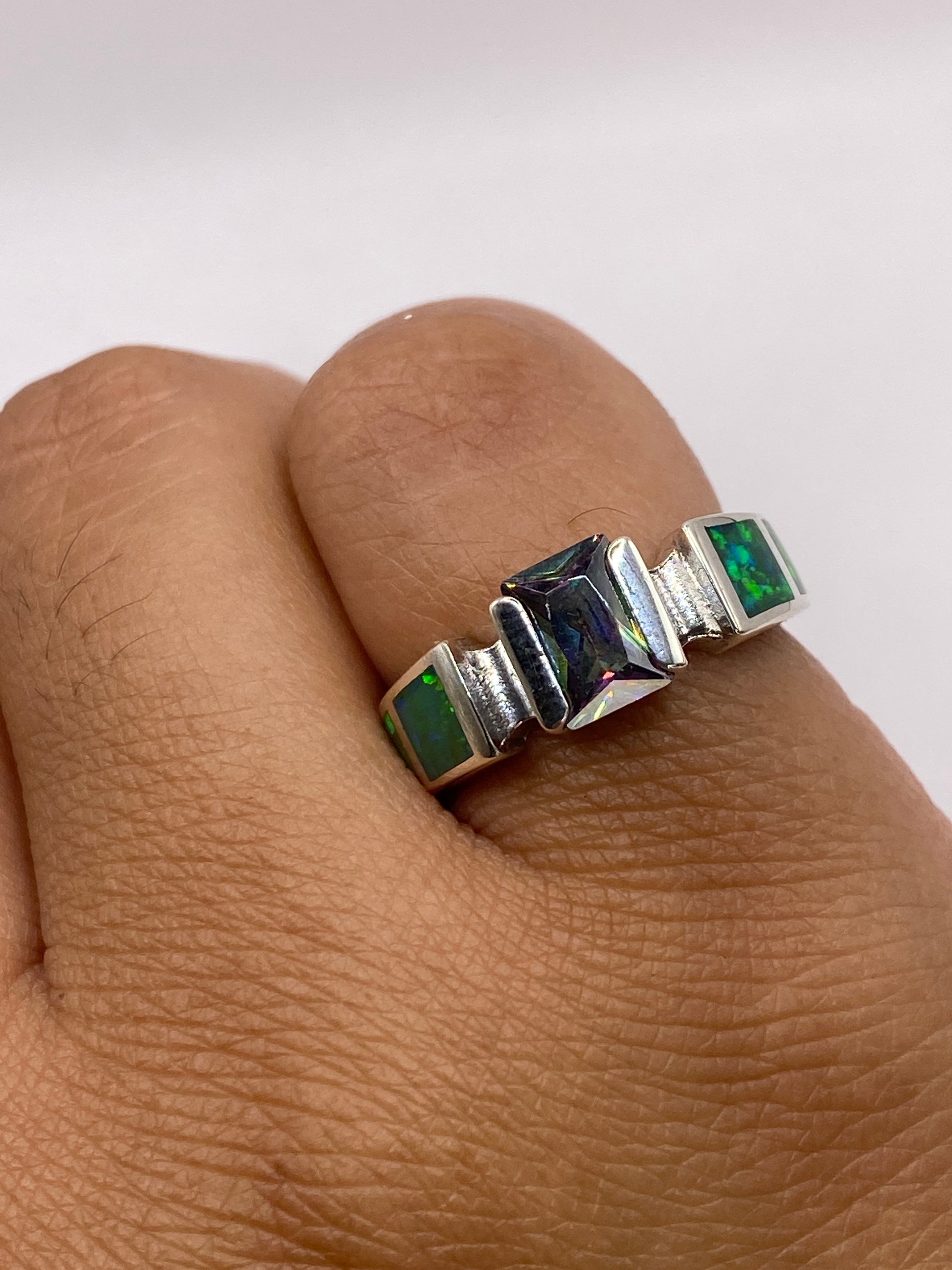Anillo en dedo mostrando el brillo natural y la profundidad del color verde del ópalo