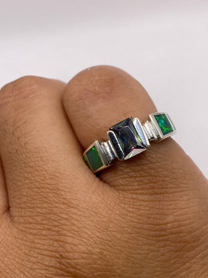 Anillo en dedo mostrando el brillo natural y la profundidad del color verde del ópalo