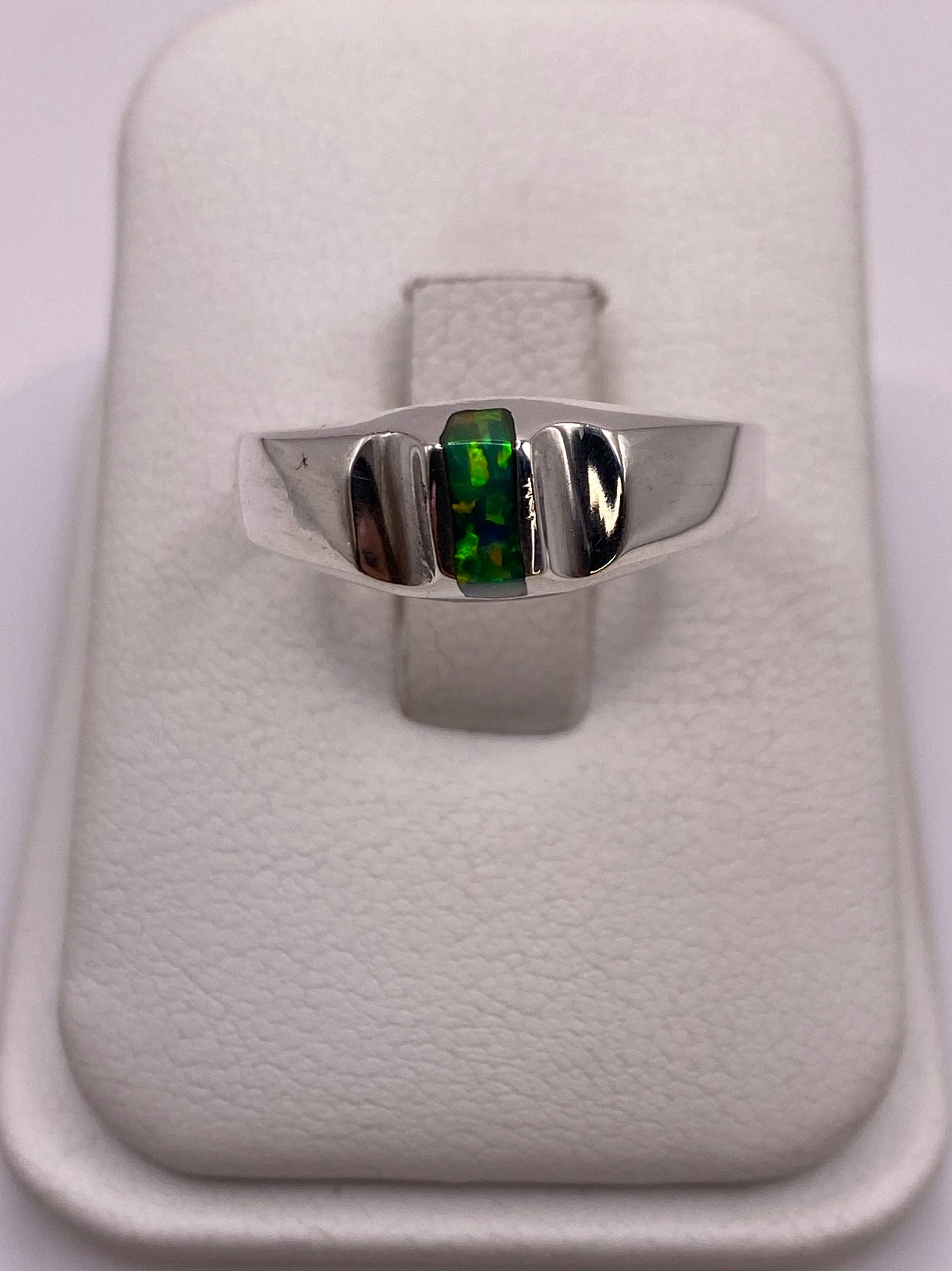 Anillo de plata .925 con ópalo de fuego verde sobre almohadilla blanca, vista frontal