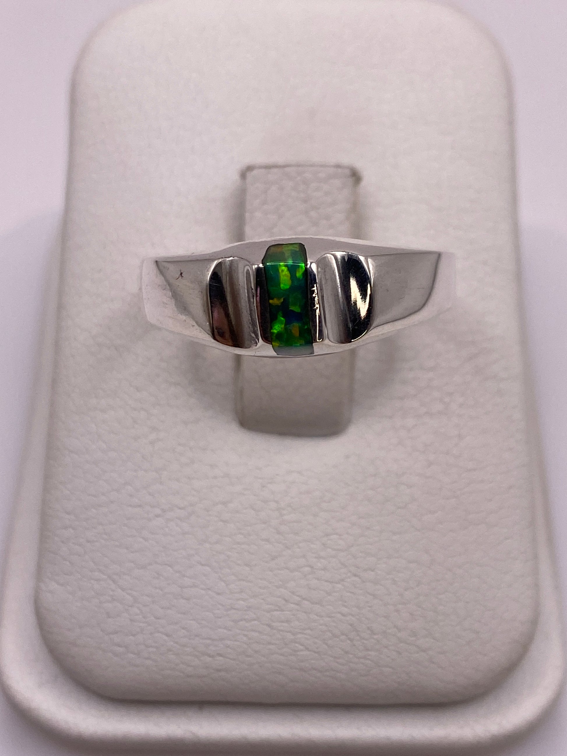 Anillo de plata .925 con ópalo de fuego verde sobre almohadilla blanca, vista frontal