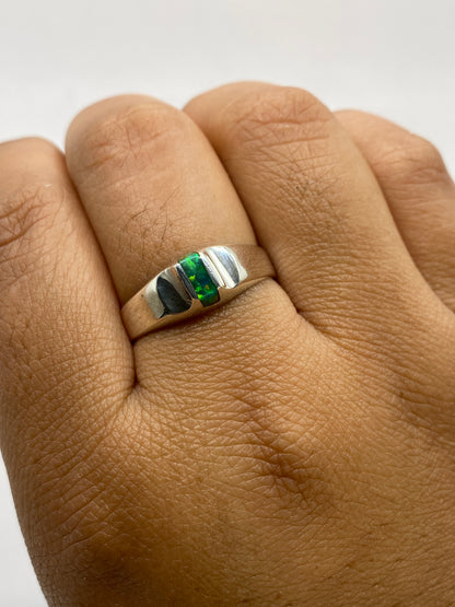 Anillo de plata con sello .925 MEXICO visible en el interior de la banda