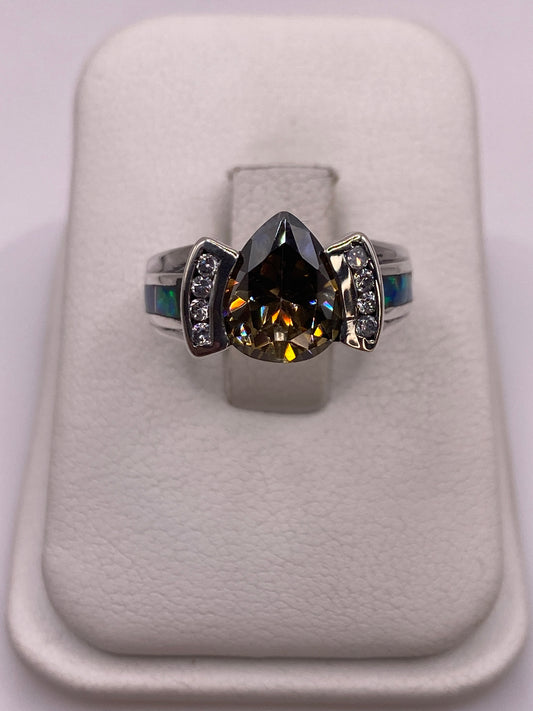 Anillo de plata solitario con ópalo de fuego verde en estuche blanco de presentación