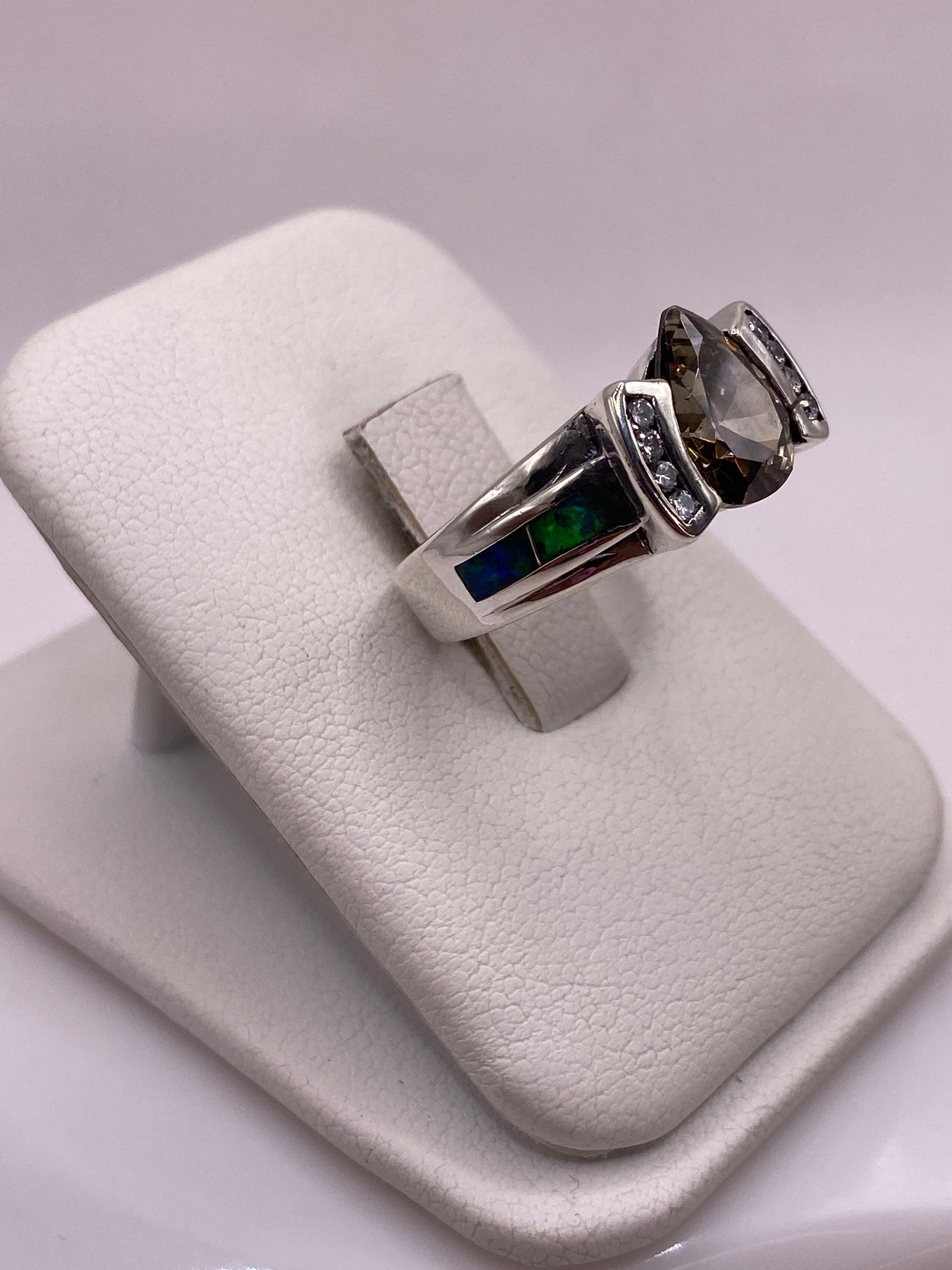 Detalle del ópalo de fuego verde con destellos azules y dorados engastado en plata .925