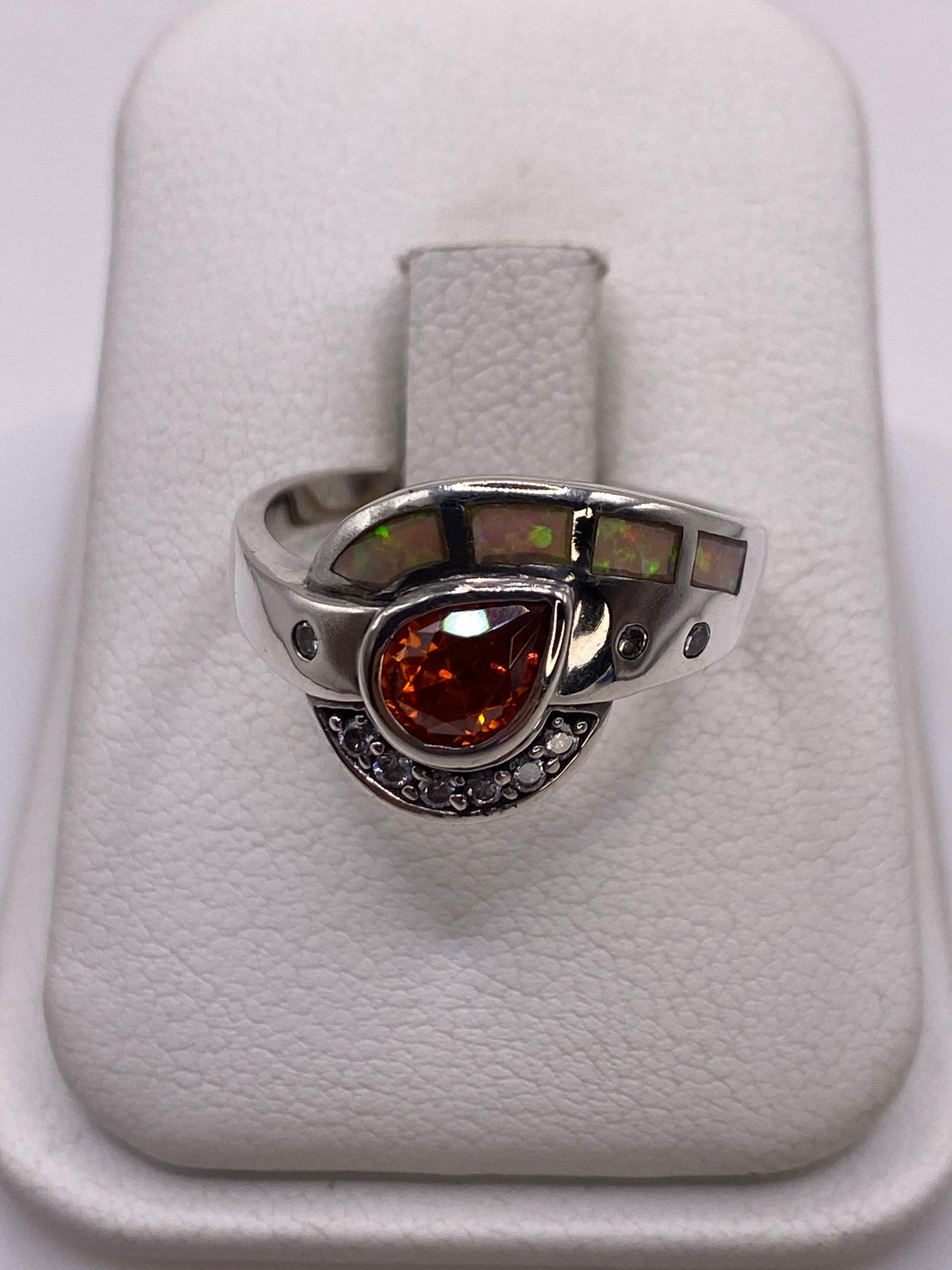 Anillo de plata con ópalo de fuego multicolor en estuche blanco