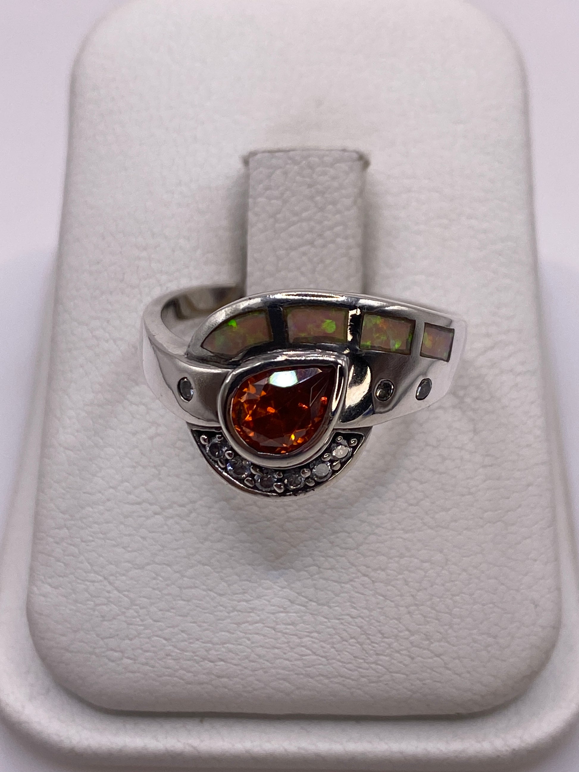 Anillo de plata con ópalo de fuego multicolor en estuche blanco