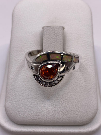 Anillo de plata con ópalo de fuego multicolor en estuche blanco