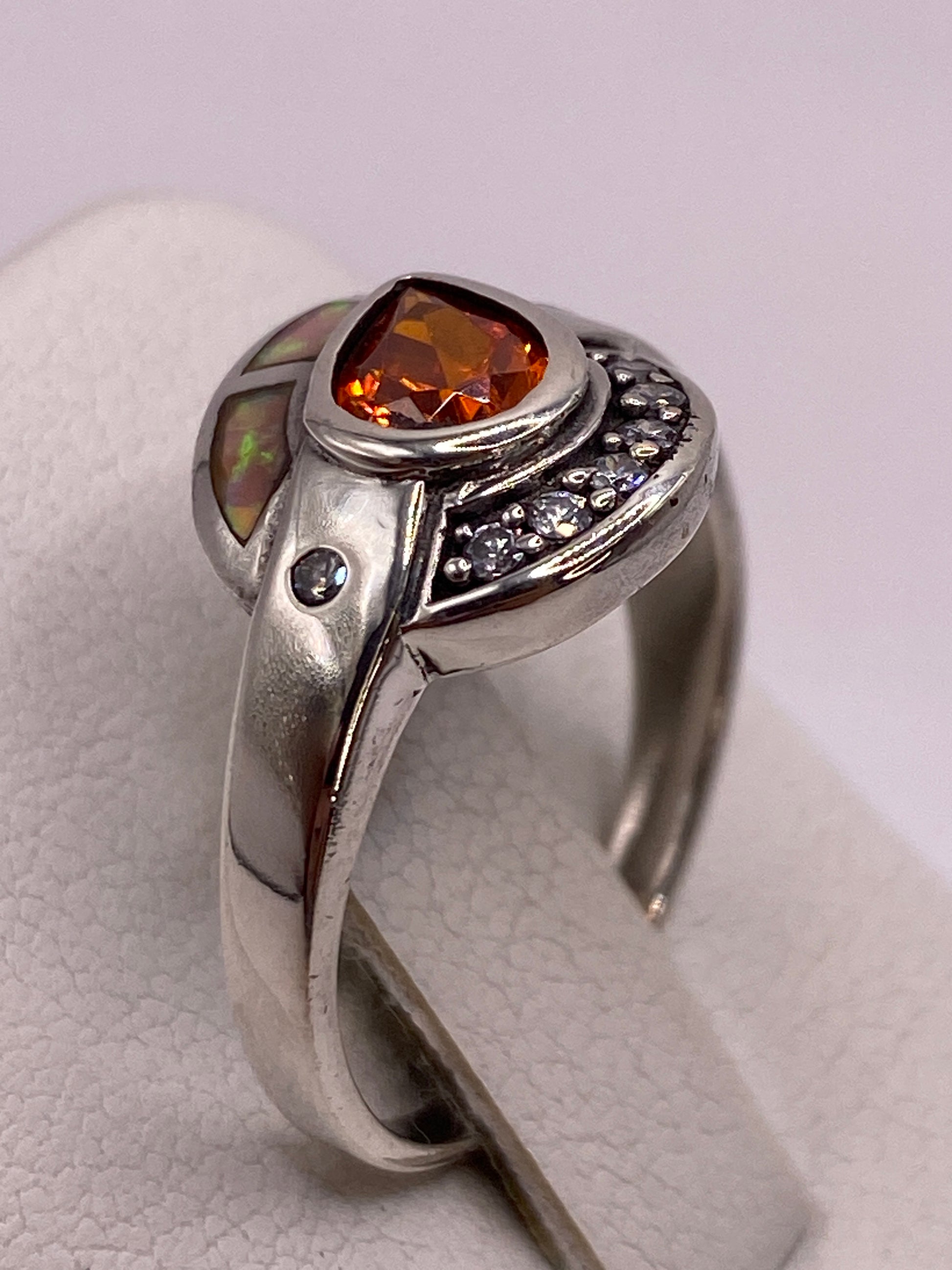 Anillo de ópalo de fuego en la mano mostrando el juego óptico de la piedra
