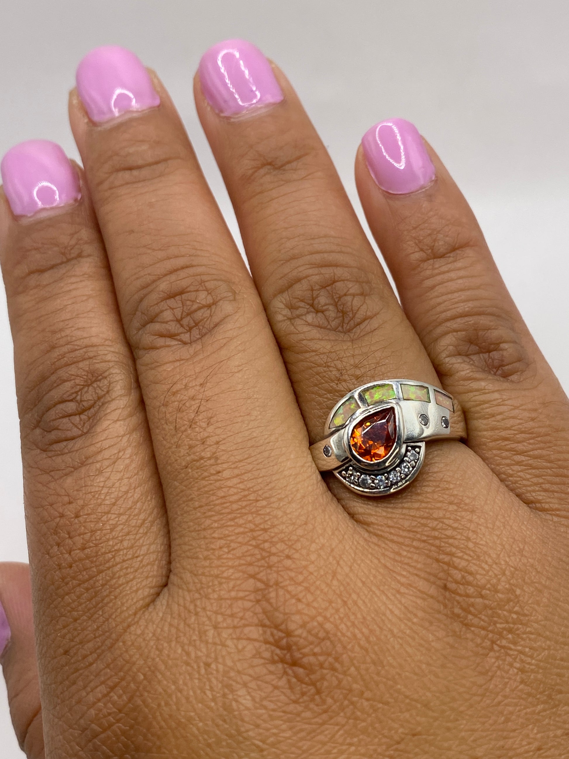 Anillo sobre fondo azul en báscula mostrando peso de 4.6 gramos