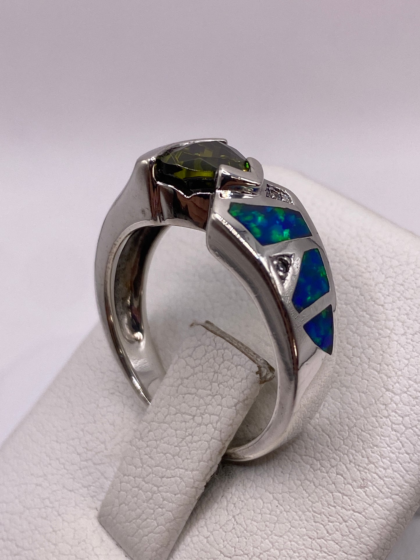 Detalle del ópalo con juego de colores verde, azul y amarillo en plata .925