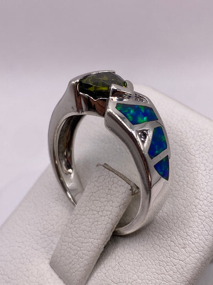 Detalle del ópalo con juego de colores verde, azul y amarillo en plata .925
