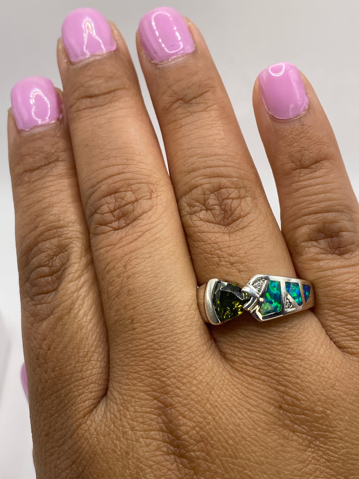 Anillo sobre fondo blanco mostrando el sello 925 MEXICO y el fuego del ópalo