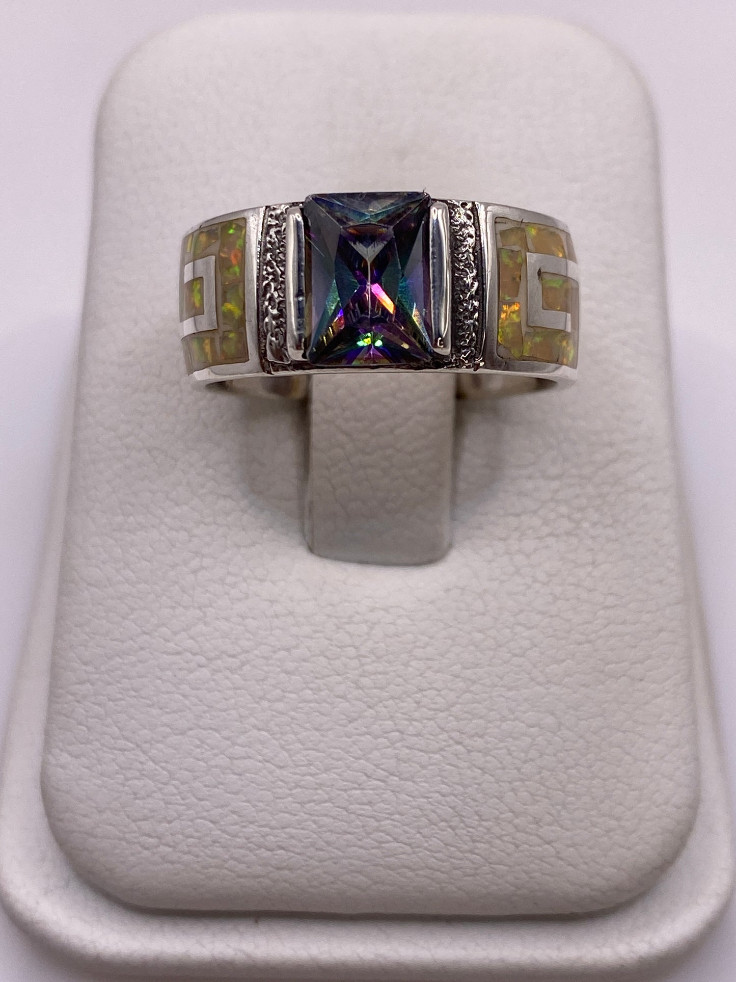 Anillo de plata .950 con ópalo de fuego amarillo en bandas arquitectónicas, vista frontal en estuche