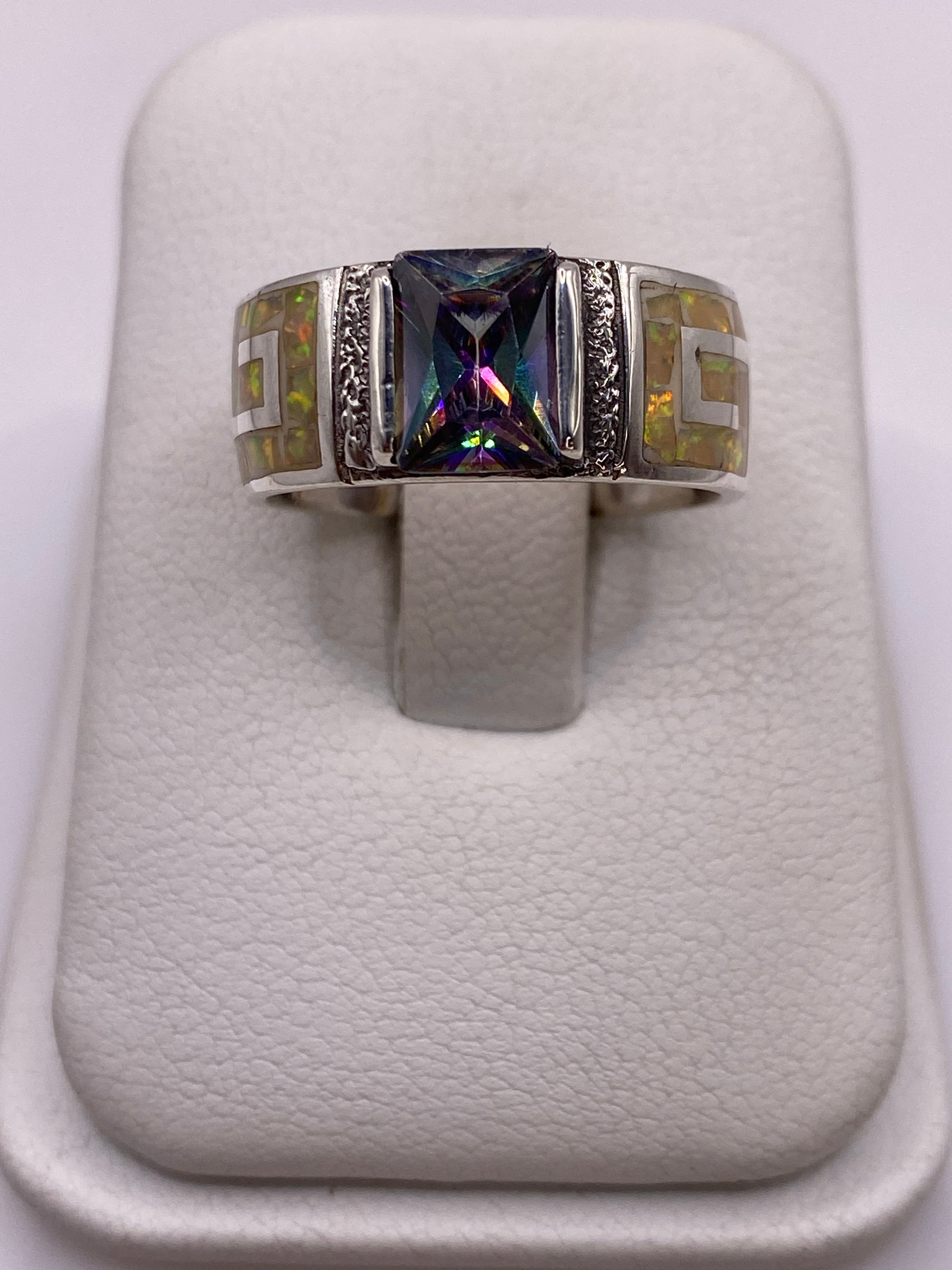 Anillo de plata .950 con ópalo de fuego amarillo en bandas arquitectónicas, vista frontal en estuche