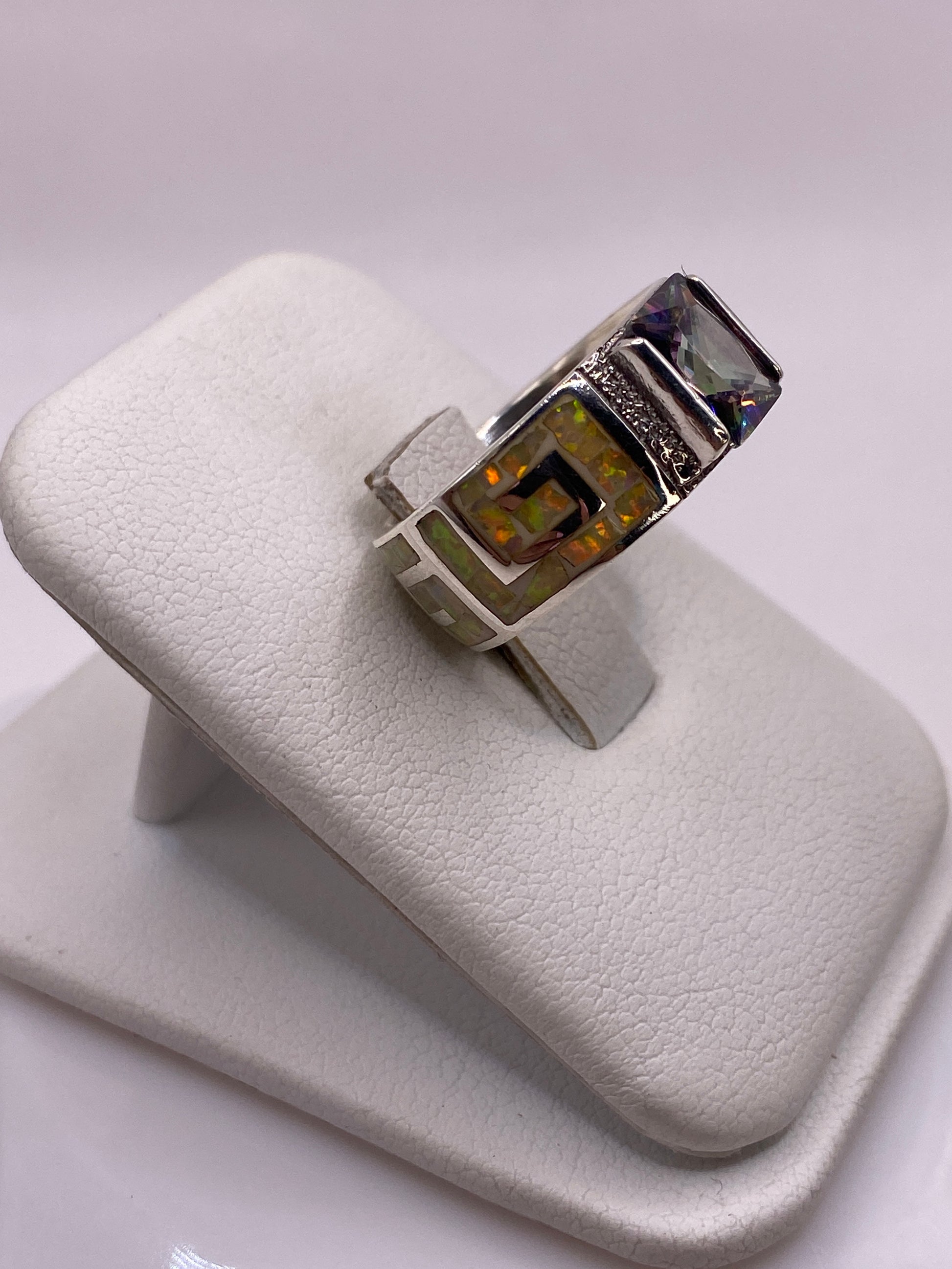 Detalle lateral del anillo mostrando la textura grabada y el brillo del ópalo amarillo