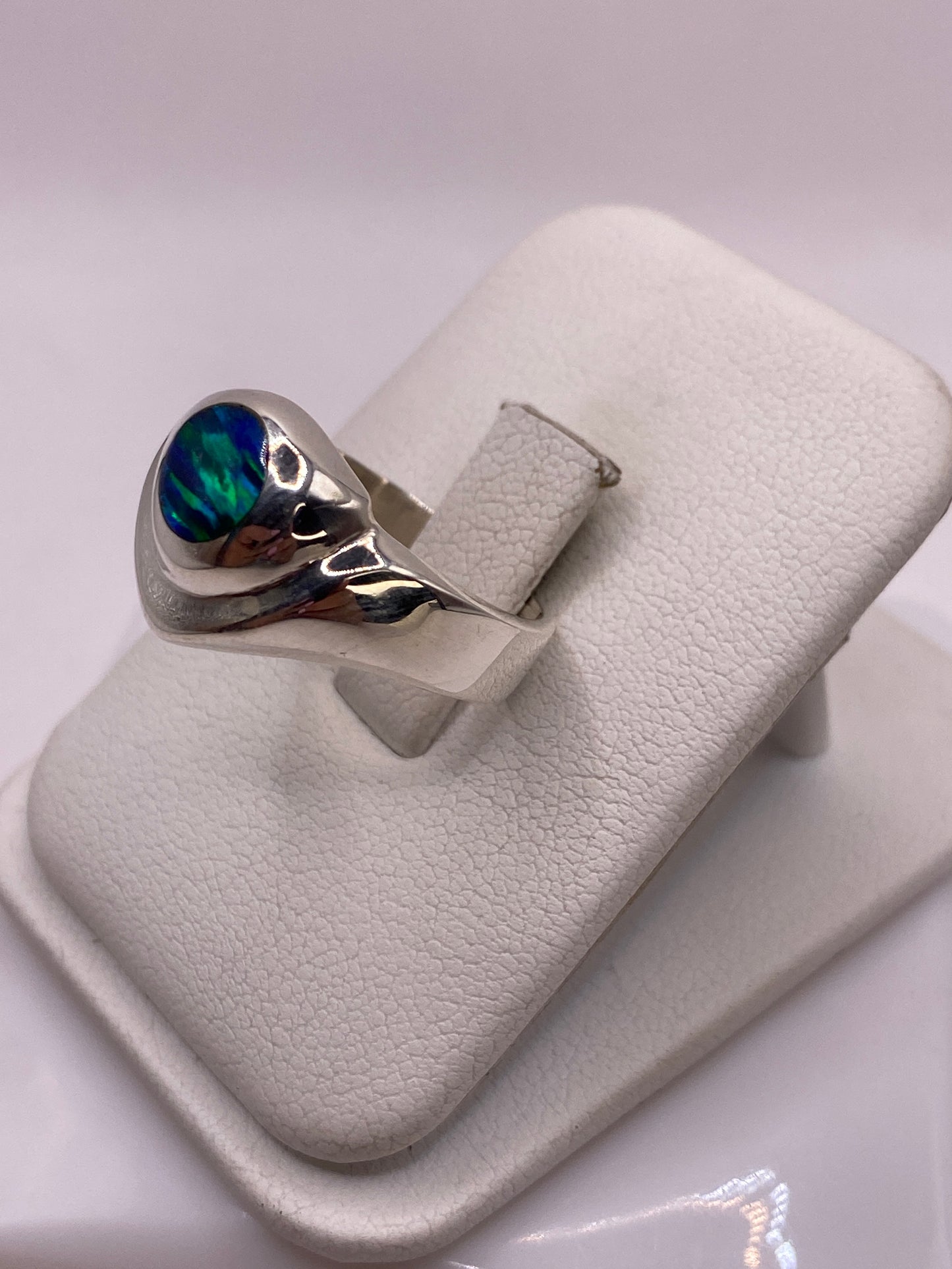 Lateral del anillo de plata pura mostrando el perfil y el engaste del ópalo
