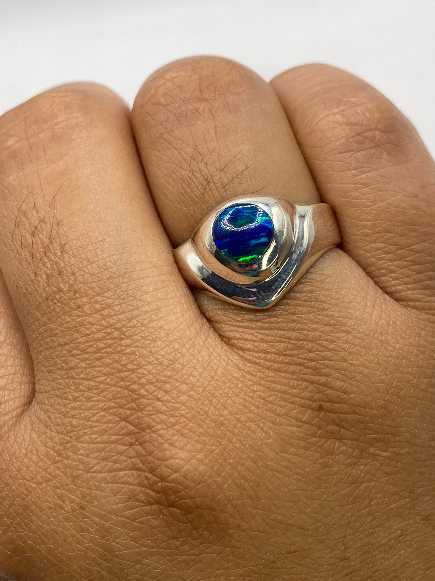 Anillo solitario de plata mostrando el sello 950 en la banda interior