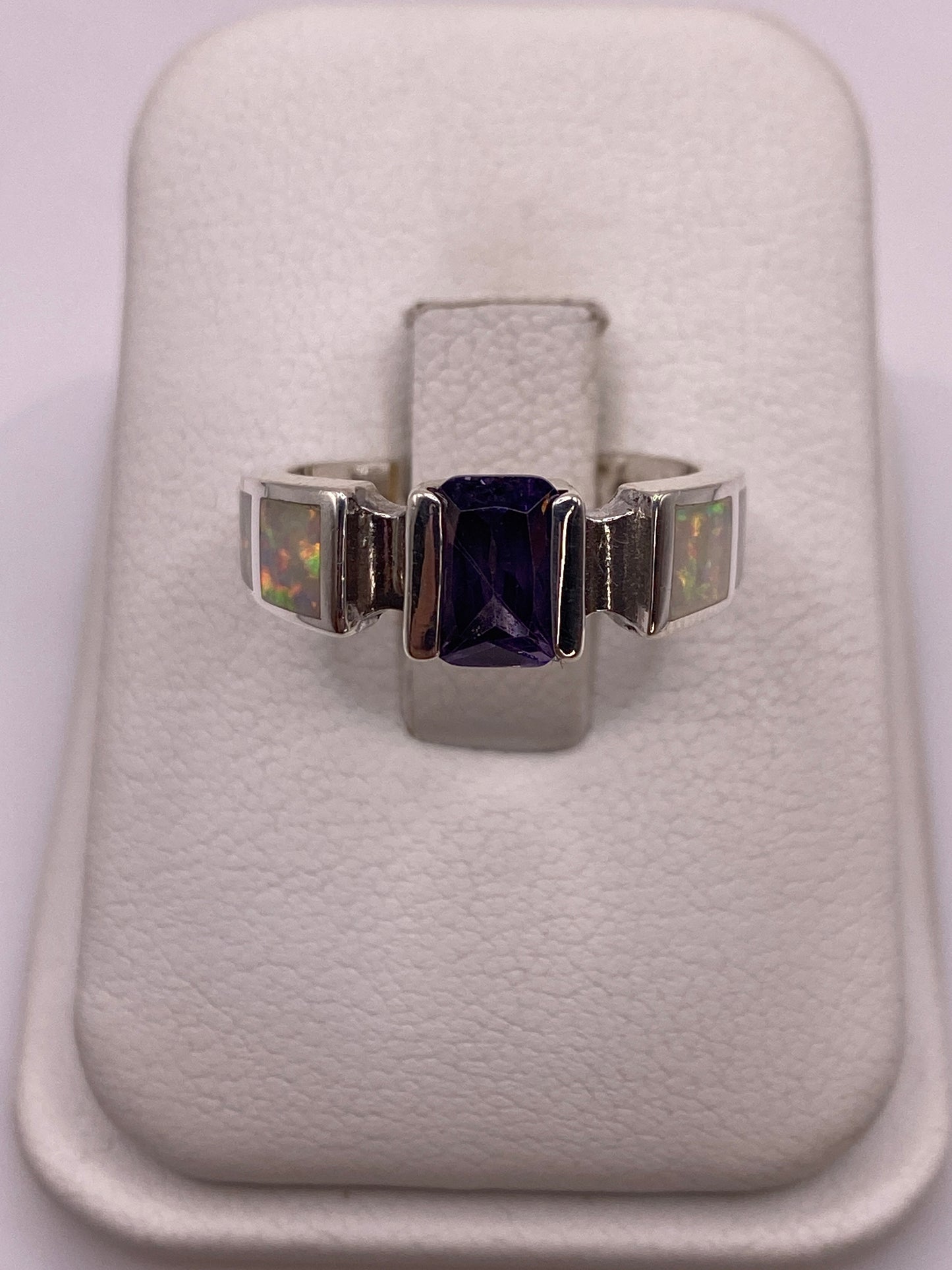 Anillo de plata .950 con ópalo de fuego multicolor en caja de presentación blanca