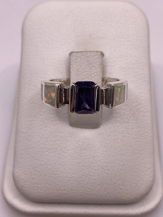 Anillo de plata .950 con ópalo de fuego multicolor en caja de presentación blanca
