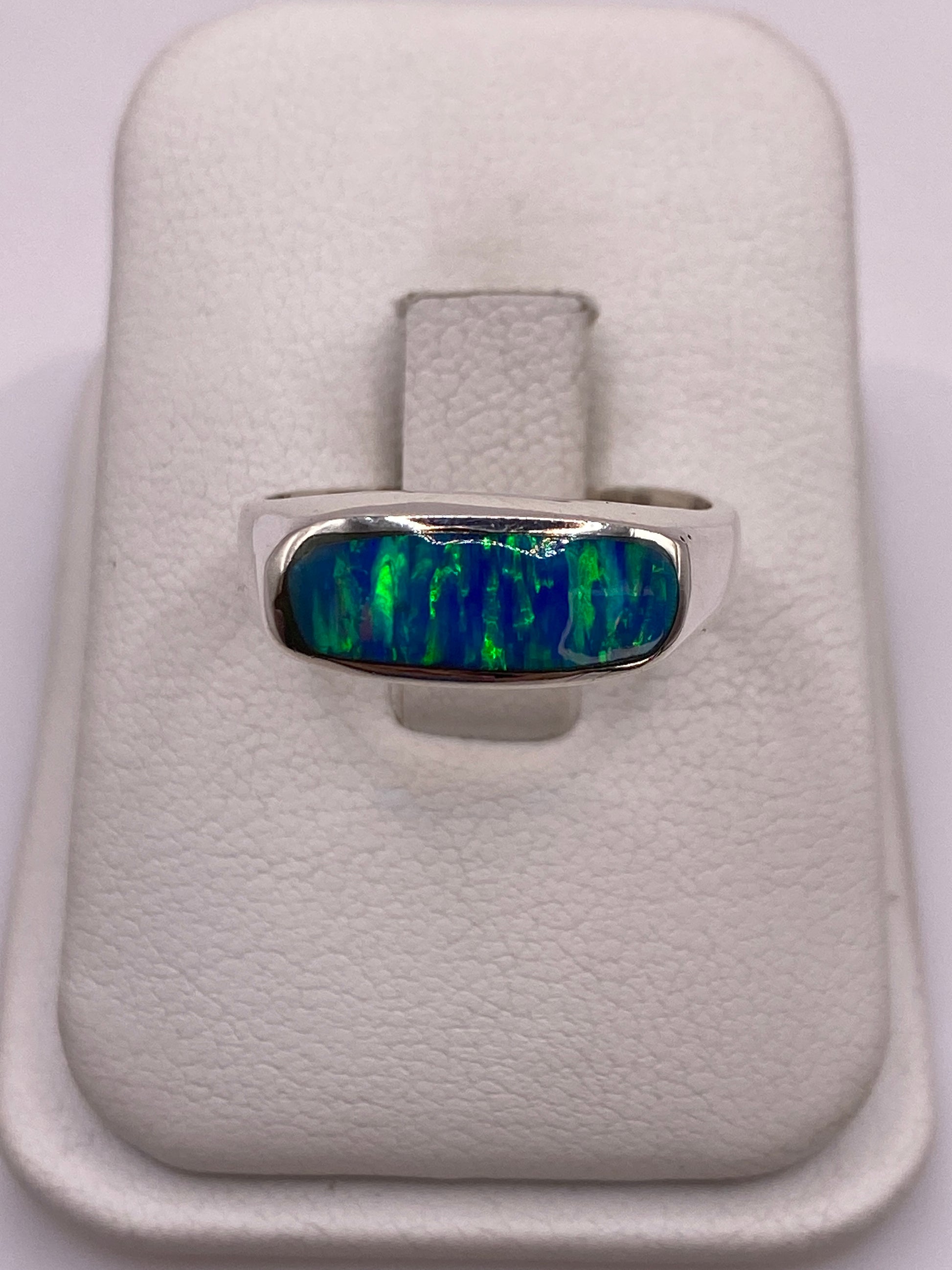 Anillo de plata .950 con ópalo de fuego azul y verde, pulido en estuche blanco