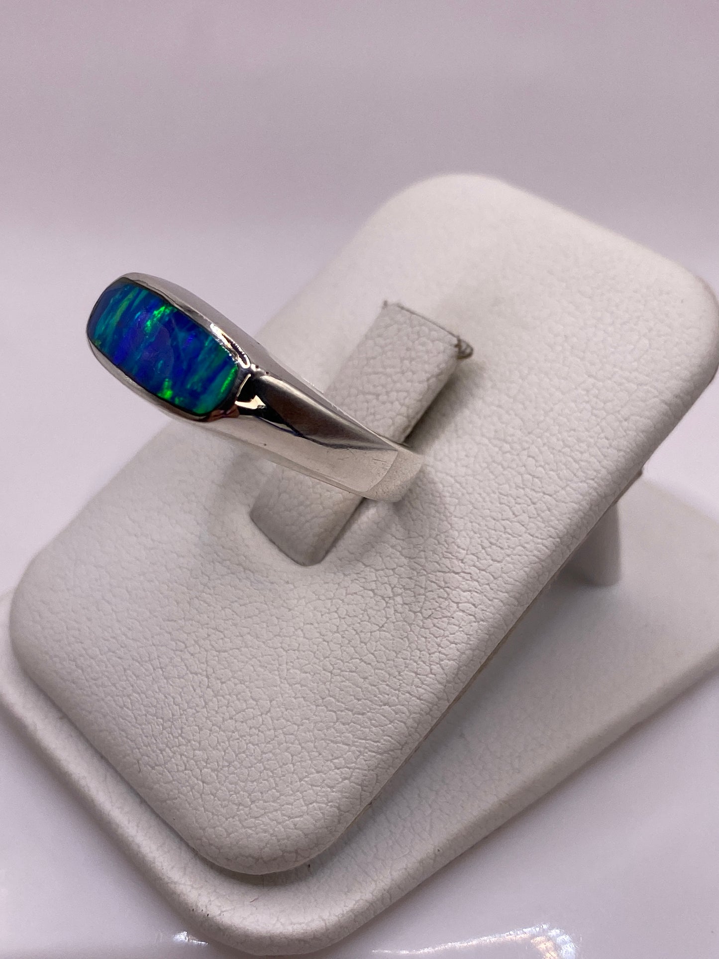 Vista lateral del anillo unisex mostrando banda pulida y engaste seguro
