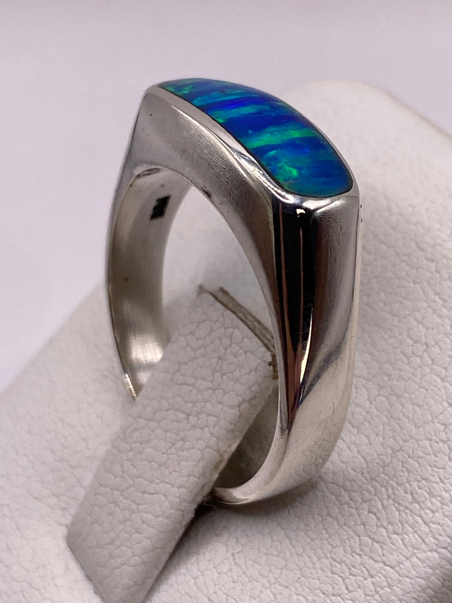 Detalle del ópalo de fuego azul con reflejos verdes bajo luz natural
