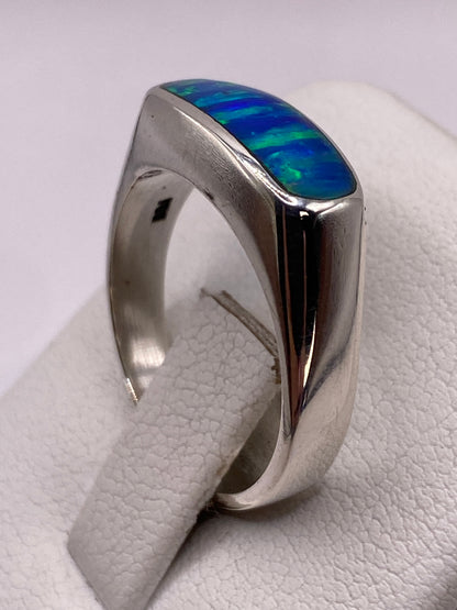 Detalle del ópalo de fuego azul con reflejos verdes bajo luz natural